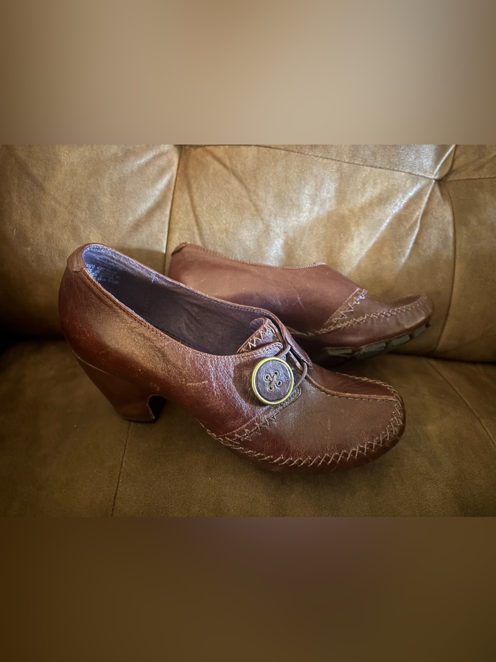 Indigo by Clarks Brown Leather Button Pumps Y2K Boho Low Heel
